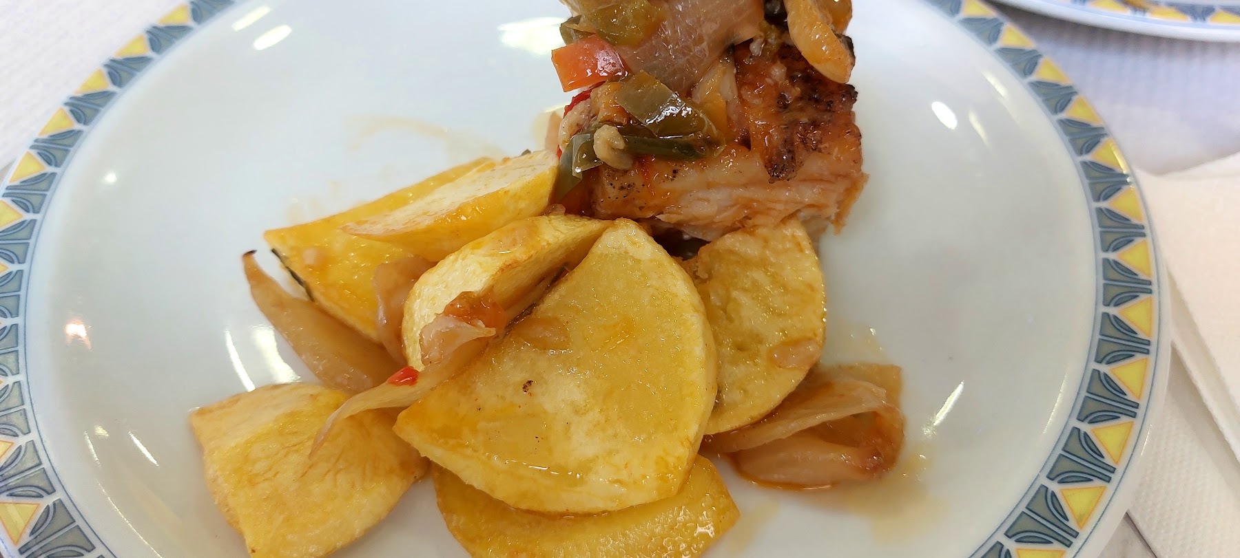 Peixe grelhado com batata e cebolada