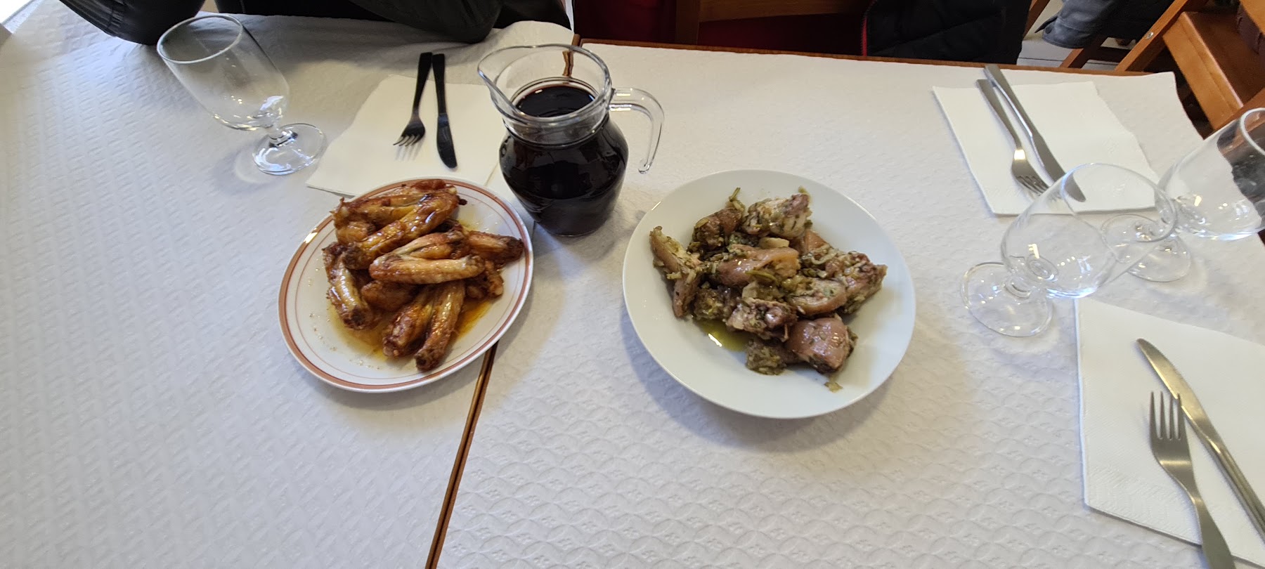 Asas de frango assadas e petiscos de carne